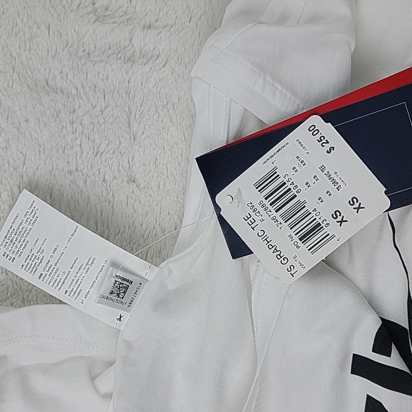 NEW Reebok women's graphic Tee! - Picture 6 of 6